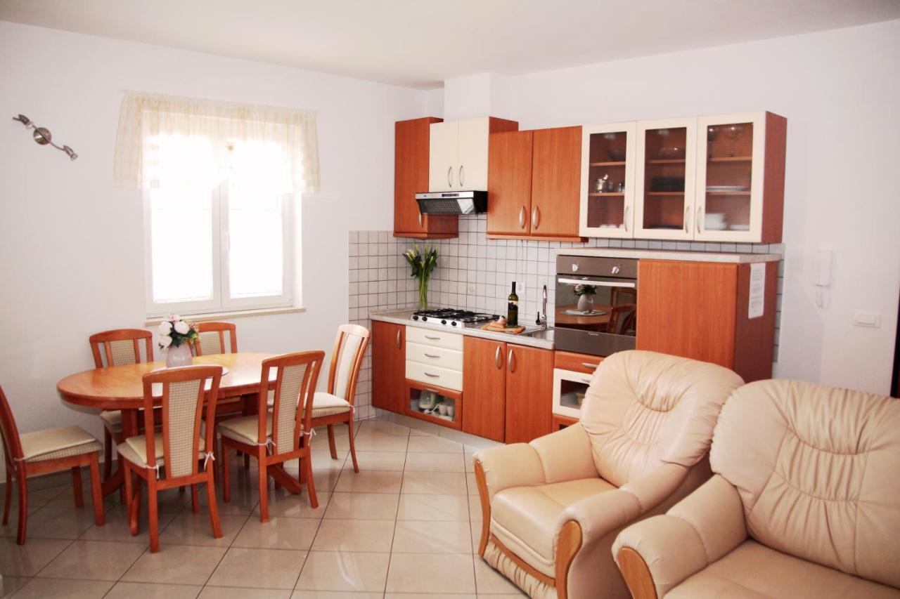 Apartment Matika, Terrace Apartment 10 Minutes Walk From Center โรวีน ภายนอก รูปภาพ